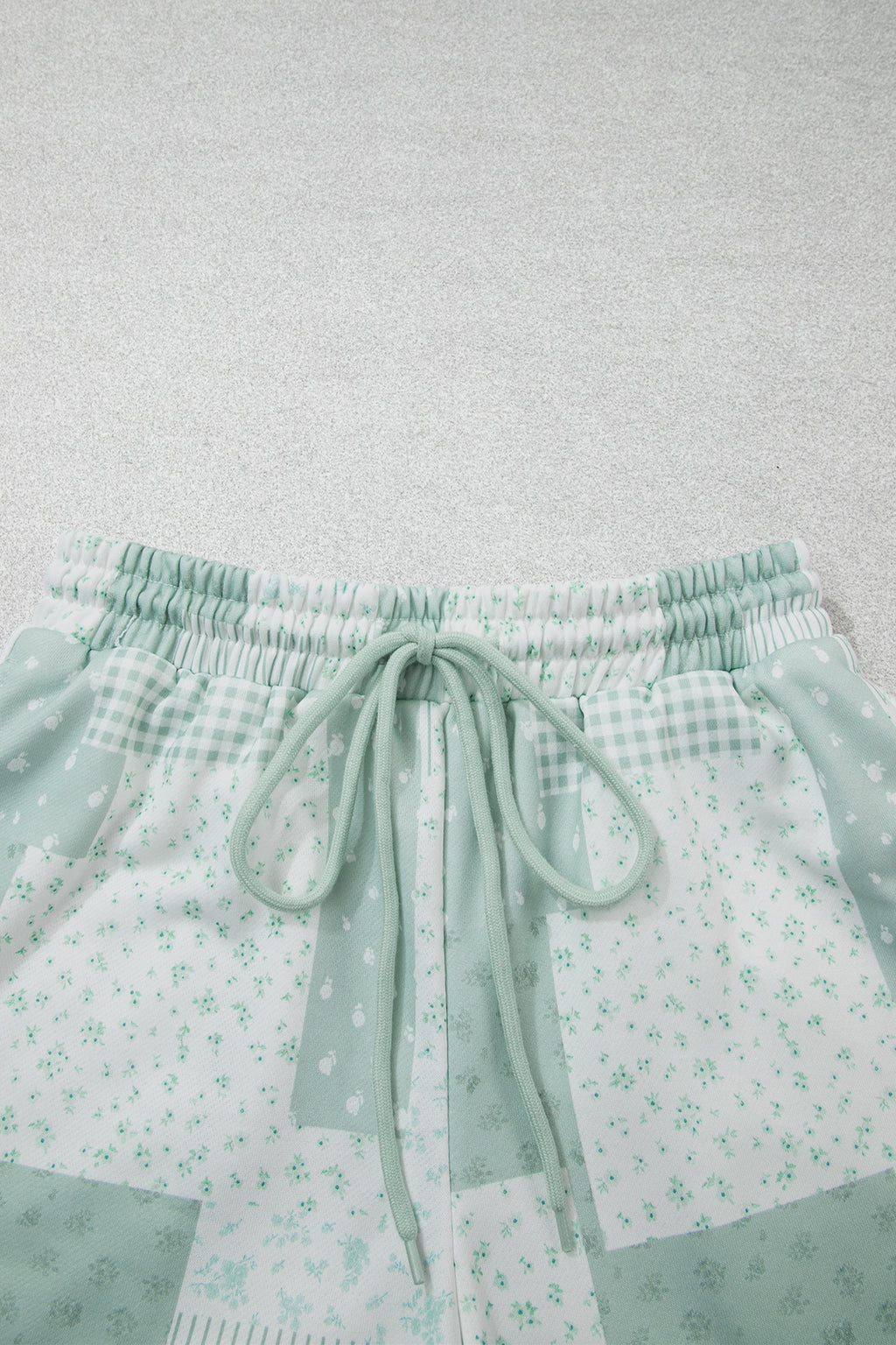 Light Pink Patchwork Floral Print Drop Shoulder Baggy Pullover Drawstring Shorts Set